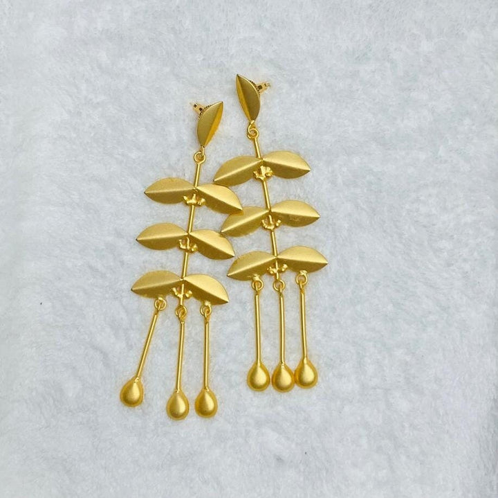 Elevate Your Everyday with Minimalist Gold Dangle Earrings